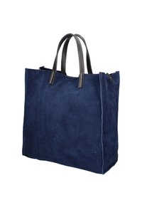 Marineblauwe suede tote bag met zwarte leren handvatten. Brede rechthoekige vorm, gladde textuur, interne openingen en zichtbare stikaccenten.