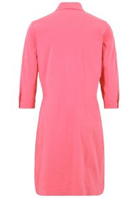 Abito rosa con colletto, maniche a tre quarti, taglio dritto e texture liscia. Nessun motivo o dettaglio visibile nella vista posteriore.