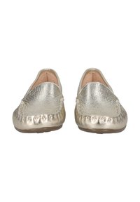 Goldene Lederloafers mit strukturierter Oberfläche, genähten Details an der Zehe und einem abgerundeten Design. Flache Sohlen für einfaches Tragen.