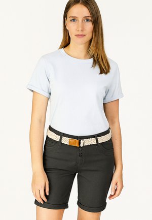 Hellblaues T-Shirt mit hochgerollten Ärmeln, kombiniert mit dunklen Shorts. Die Shorts haben einen geflochtenen Gürtel mit einem hellbraunen Akzent und drei vorderen Knöpfen.