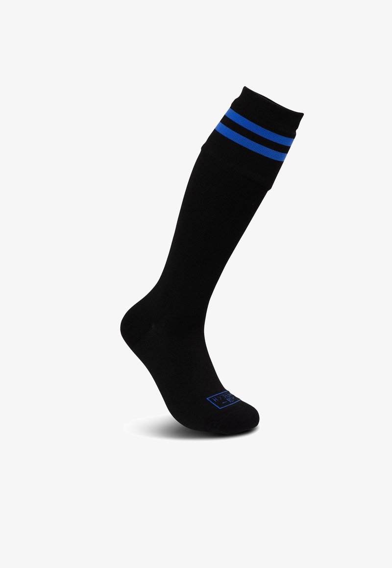 Schwarze knielange Socken mit einer glatten Textur, die oben zwei horizontale blaue Streifen und ein kleines blaues Logo in der Nähe der Zehen aufweisen.