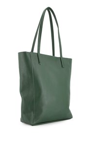 Grøn læder tote taske med en tekstureret overflade, to lange håndtag og et åbent design, der har en struktureret rektangulær form.