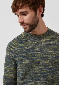 Sweter dzianinowy o fakturowanej strukturze w odcieniach niebieskiego i zielonego, z okrągłym dekoltem i długimi rękawami, wykonany z miękkiej, mieszanej tkaniny.