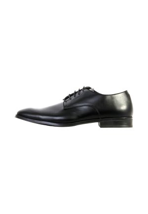 Chaussure habillée pour homme en cuir noir avec laçage fermé, finition lisse, petit talon et bout pointu, vue de profil sur fond blanc.