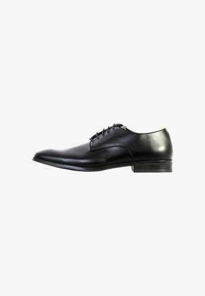 Chaussure habillée pour homme en cuir noir avec laçage fermé, finition lisse, petit talon et bout pointu, vue de profil sur fond blanc.