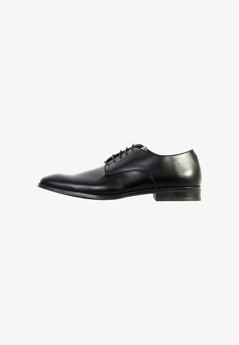Chaussure habillée pour homme en cuir noir avec laçage fermé, finition lisse, petit talon et bout pointu, vue de profil sur fond blanc.