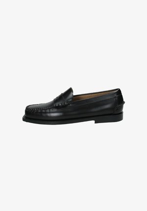 Mocassino penny in pelle nera con cuciture a moc toe, tacco basso e design slip-on.