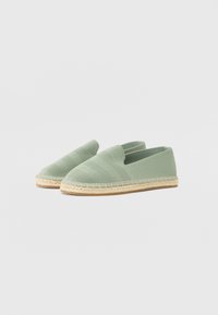 Groene gebreide espadrilles met een gestructureerde bovenkant en een geweven jute zool, met een instapontwerp en een ronde neus.