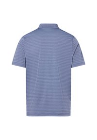Helles blaues Poloshirt mit Kragen, kurzen Ärmeln und horizontalen Streifen. Glatte Textur ohne sichtbare Logos oder Verzierungen.