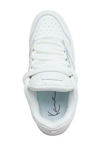 Fehér sneaker sima bőr felsőrésszel, perforált dizájnnal, lapos fehér fűzőkkel és világoskék talpbetéttel, fekete körvonalú logóval.