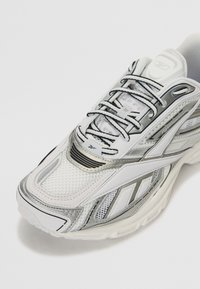 Reebok LTD PREMIER ROAD ULTRA UNISEX - Športni copati - white metallic