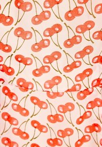 Valkoinen kangas, jossa on toistuva kuvio punaisista kirsikoista ja vihreistä varsista. Kirsikoilla on kiiltävä pinta ja pyöreä muoto.