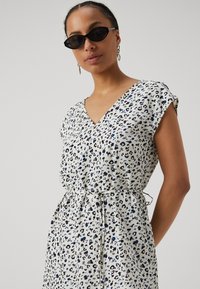 JDY JDYOLIVIA V NECK DRESS DIA - Dnevna haljina - white