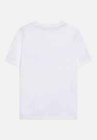 Camiseta de algodón blanca con mangas cortas, cuello redondo y una textura suave; sin patrones ni gráficos visibles en la parte de atrás.