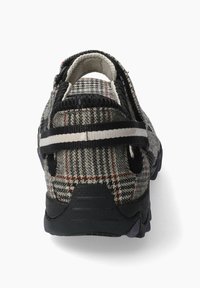 Chaussure à carreaux texturés gris et marron avec une base noire, des panneaux en mesh et des sangles élastiques à l'arrière pour un accès facile.