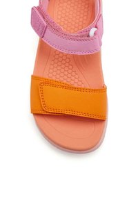 Sandalia rosa y naranja con correas ajustables, suela de goma, plantilla acolchada y parte superior texturizada con un diseño de punta redonda.
