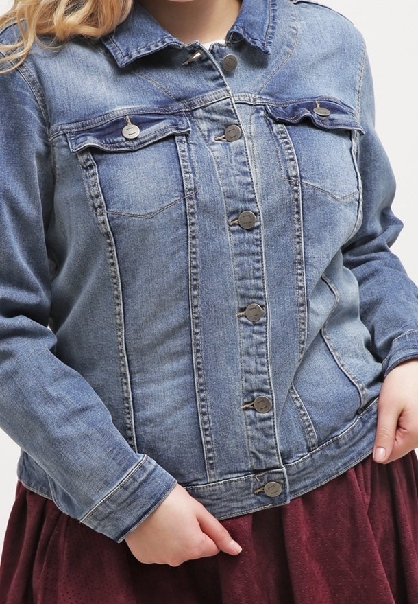 Ljusblå denimjacka med framknäppning, två bröstfickor och lätt urtvättning. Har klassisk krage och långa ärmar.