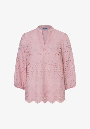 Blouse rose clair à manches longues avec motifs en dentelle brodée, ourlet festonné et petit col en V.