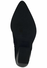 Zapato de tacón negro con punta afilada, material de ante sintético texturizado, detalle de cremallera en el lado y un tacón de bloque resistente.