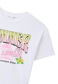 T-shirt bianca in cotone con una grafica colorata che presenta la scritta "SUMMER COAST LOS ANGELES", palme rosa e un fiore di ibisco giallo. Maniche corte.