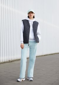 iets frans... REVERSIBLE QUILTED GILET - Colete - black