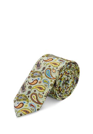Lys grønn slips i silke med fargerike paisleymønstre i blått, oransje, gult og brunt, rullet opp på en hvit bakgrunn.