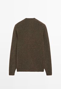 Maglione marrone, con texture, a collo rotondo e maniche lunghe. Il tessuto sembra morbido e leggermente peloso, con un design semplice e minimale.