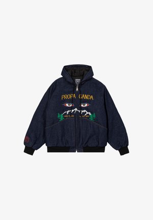 Giacca in denim con cappuccio di colore blu scuro, decorata con occhi ricamati, montagne e alberi. Polsini e orlo a coste, con zip frontale e etichetta con logo.