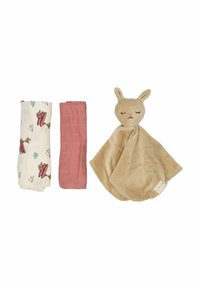 Trois tissus pour bébé : un blanc avec des imprimés rouges d’avions et de cerfs-volants, un rose poussiéreux uni, et une couverture de sécurité beige en peluche avec une tête de lapin.