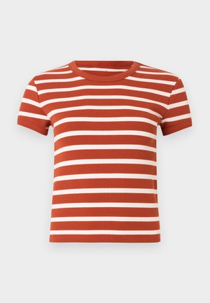 Ριγέ μπλουζάκι από ριμπ ύφασμα, με οριζόντιες κόκκινες και λευκές ρίγες, στρογγυλή λαιμόκοψη και κοντά μανίκια.