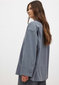 NA-KD STRIPED  - Pogājama blūze - grey pinstripe
