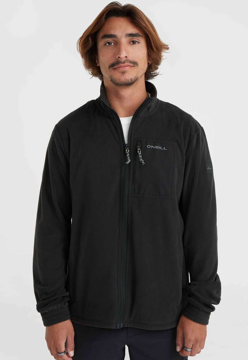 Must värvi fleece-jakk kõrge kraega, lukuga, rinna taskuga ja elastsete mansettidega. Tooteid kaunistab logo vasakul küljel ja see on sileda tekstuuriga.