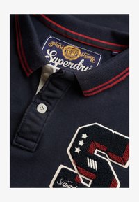 Seleccionado, eclipse navy