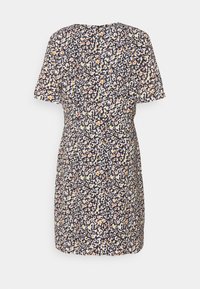 Robe à manches courtes avec motif floral abstrait noir, blanc, orange et jaune, présentée sur un fond blanc uni.