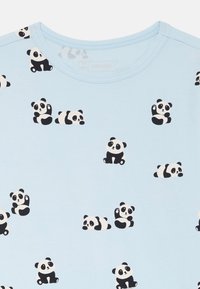 Lichtblauw T-shirt met een herhaald panda patroon in zwart en wit. Zachte stof met een ronde hals en korte mouwen.