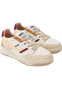 Sneakers met een bovenwerk van wit leer, beige suède accenten, bordeauxrood en gele strepen, geperforeerde neus en een beige rubberen zool.