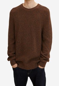 Maglione lavorato a maglia marrone con scollatura a girocollo, polsini e orlo a coste. Presenta un design testurizzato e multicolore in tonalità di marrone e arancione.