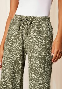 Friends Like These WIDE LEG CRINKLE PRINTED ELASTICATED WAIST - Treningo apatinė dalis - khaki green