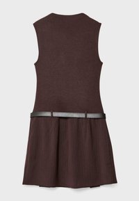 Mouwloze jurk met een aangesloten top in donker bordeaux, voorzien van een zwarte leren riem en een uitlopend rokje met subtiele streepjes.
