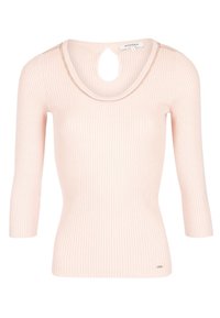 Jasnoróżowy, prążkowany sweter z trzema ćwierć rękawami, okrągłym dekoltem oraz małym wycięciem w kształcie klucza poniżej kołnierza.