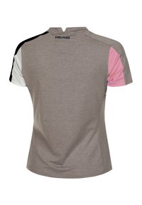 Camisa deportiva gris con cuello en V, que presenta mangas en bloques de color negro, blanco y rosa, confeccionadas en un tejido transpirable. Logo frontal encima del escote.