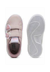 Bottes synthétiques roses pour tout-petits avec doubles bandes Velcro, décorations en forme de cœur et d'écureuil, semelles en caoutchouc blanches dotées d'un motif de grip texturé.