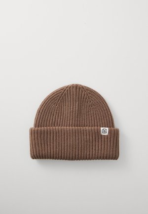 Bruine ribgebreide beanie met een opgevouwen manchette en een klein logo-patch gestikt aan de zijkant. Zachte textuur, ronde topvorm.
