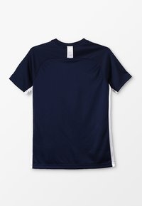 Marinblå träningsskjorta med ett texturerat meshdesign och vita detaljer på sidorna, med korta ärmar och rundad hals.