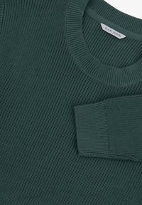 Su�éter de punto ribeteado verde con cuello redondo y una textura suave; presenta un diseño de manga con puños. La etiqueta dice "DAN JOHN."