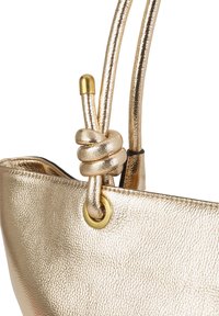 Bolso metálico dorado con un acabado texturizado, que presenta un detalle de correa anudada, herrajes dorados y una forma suave y redondeada.