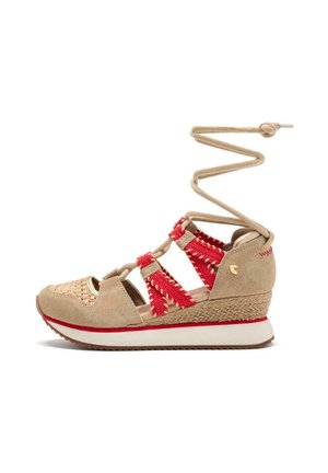 Sandale à talon compensé en suède beige avec des accents tissés rouges, bout rond, lanières chevilles, et une semelle de talon texturée. Dispose d'un intermédiaire blanc et d'une semelle en caoutchouc.