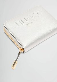 Portafoglio in tessuto argentato con logo "LIU JO MILANO" inciso. Presenta una cerniera e dettagli hardware dorati, forma rettangolare, design compatto.
