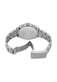 Montre-bracelet en acier inoxydable argenté avec un bracelet poli, un boîtier rond et plat, une couronne à poussoir et une boucle portant le nom de la marque.