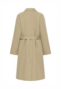 Trench-coat beige mi-longue jusqu'aux genoux, manches longues, col et ceinture à la taille, vue de dos sur fond blanc.